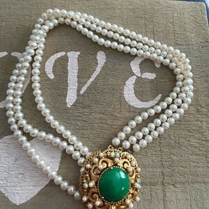 FLORENZA Elegant Pearl Necklace with Gold and Green Pendant